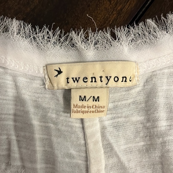 White women’s top from Twentyone size M with flowers - Picture 6 of 7